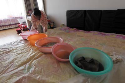 两当楼上漏水，住户失联，小区没物管，业主维权难！律师来支招……